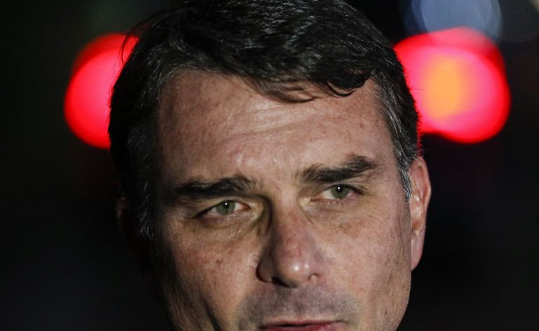 Flávio Bolsonaro admite cobrança a Vorcaro, mas nega crime