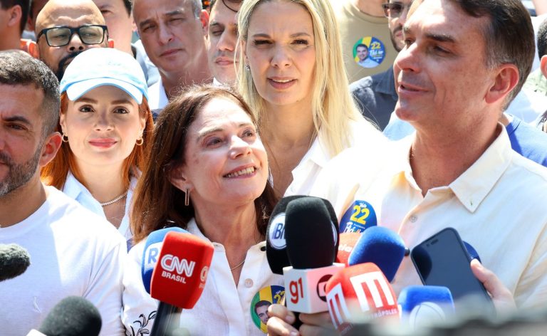 Flávio Bolsonaro diz que vai manter Bolsa Família e Farmácia Popular