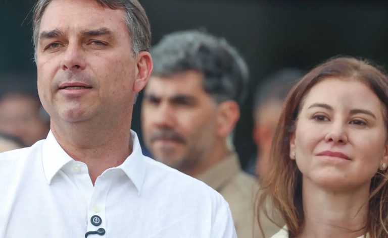 Flávio Bolsonaro participa de missa na Catedral de Brasília