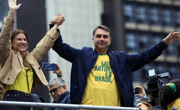 Flávio Bolsonaro propõe enxugar Estado e endurecer ações de segurança