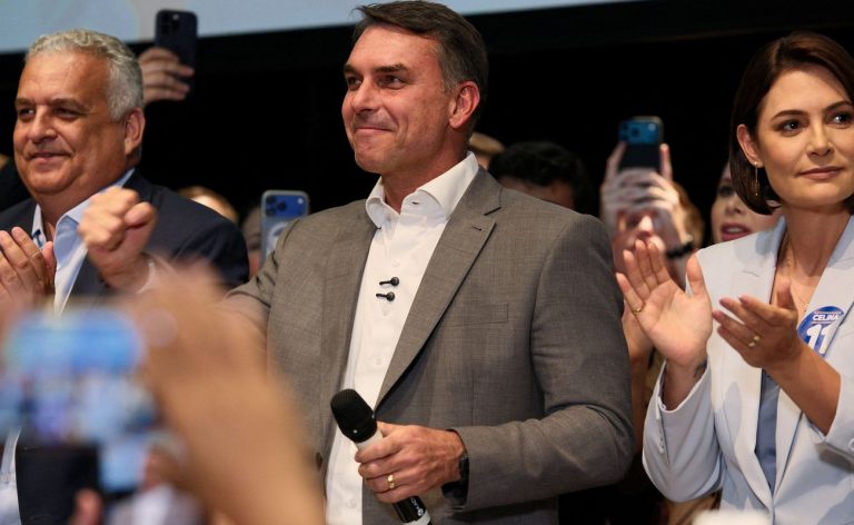 Flávio Bolsonaro recebe apoio de partidos e fala em mudar Constituição