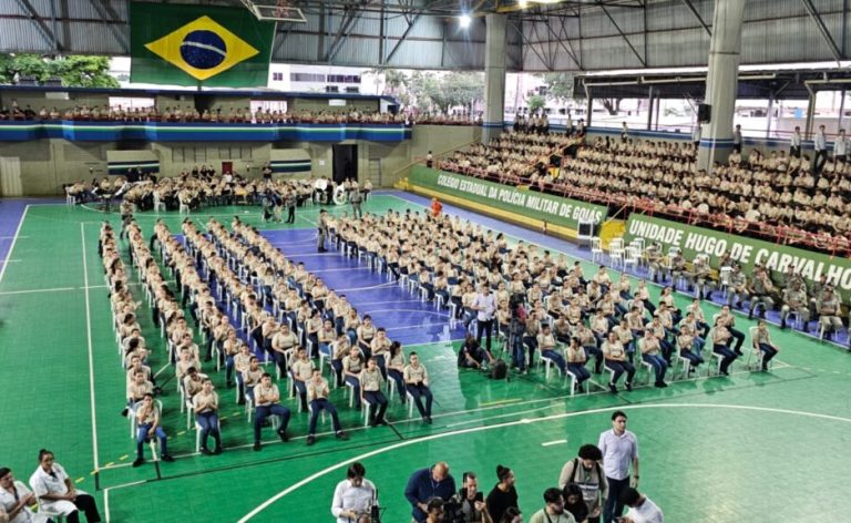 Governo de Goiás abre inscrições para mais de 10 mil vagas nos Colégios Militares - alunos enfileirados e fardados em quadra esportiva de CEPMG