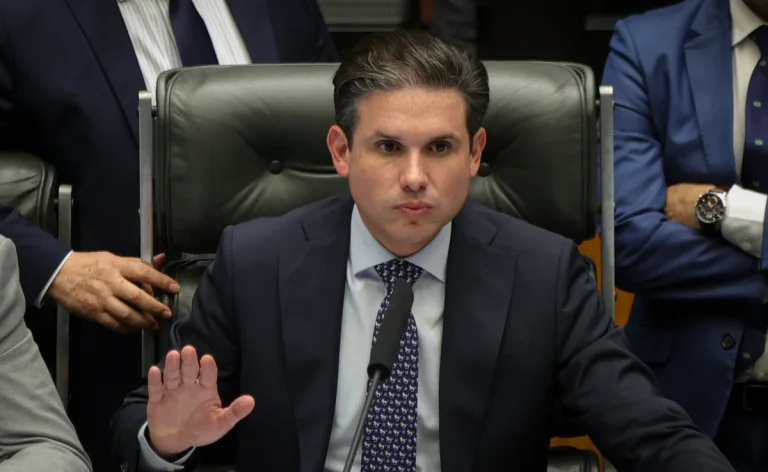Hugo-Motta-durante-o-inicio-da-sessao-no-Plenario-da-Camara-dos-Deputados-que-pode-cassar-o-mandato-do-deputado-Glauber-Braga-PSOL-RJ-Metropoles-3