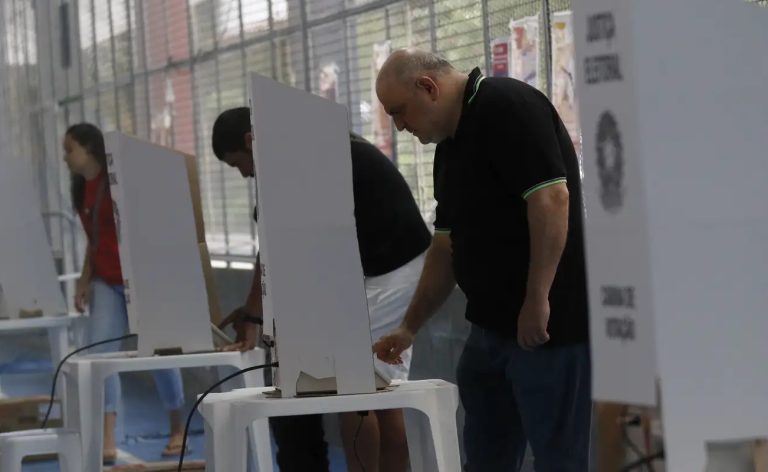 Idosos votam primeiro: conheça outros eleitores com prioridade