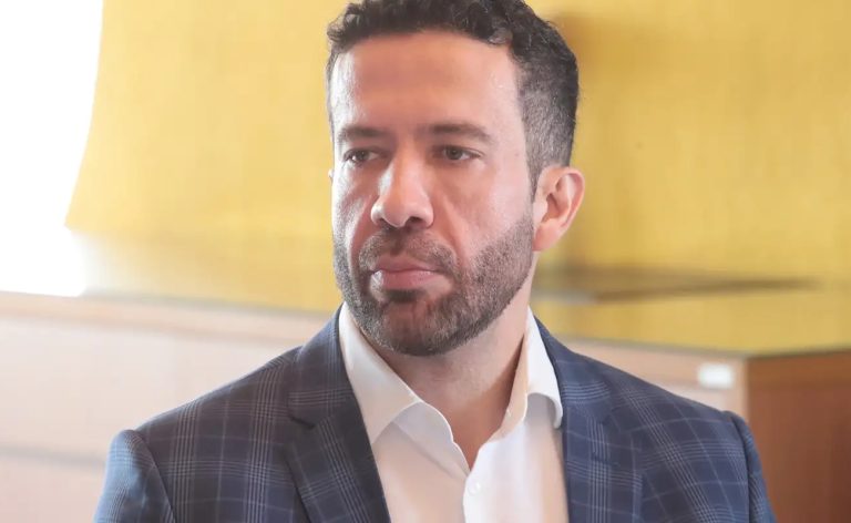 Janones poderá ter alta em 48 horas, diz boletim médico