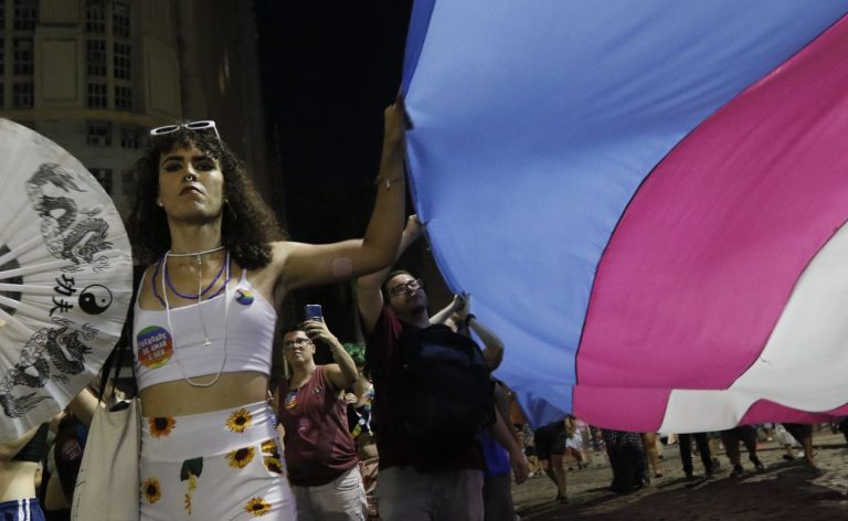 Justiça obriga governo do AM a garantir processo transexualizador