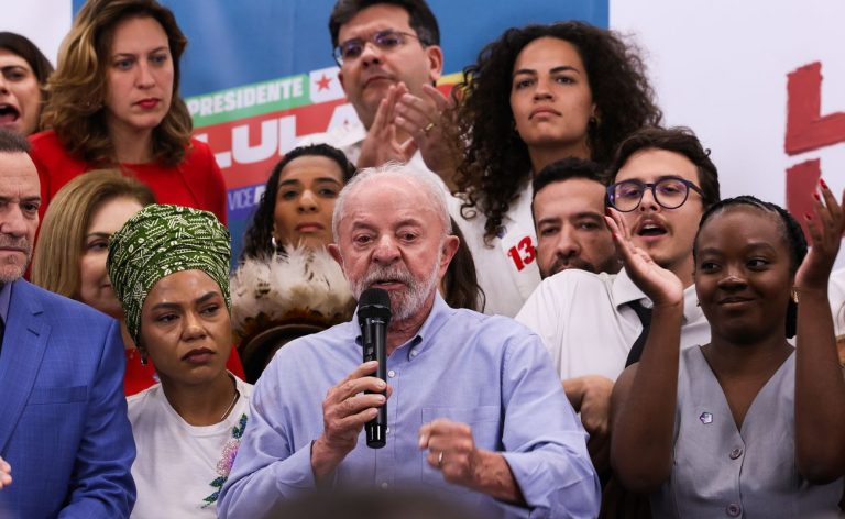 Lula cobra Flávio Bolsonaro sobre apoio ao fim da escala 6x1