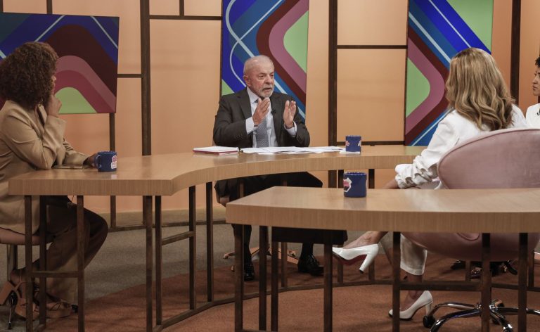 Lula diz que monitora preço dos combustíveis todos os dias