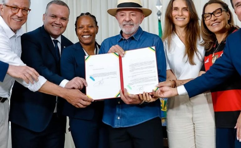 Lula sanciona lei de incentivo ao desenvolvimento do futebol feminino