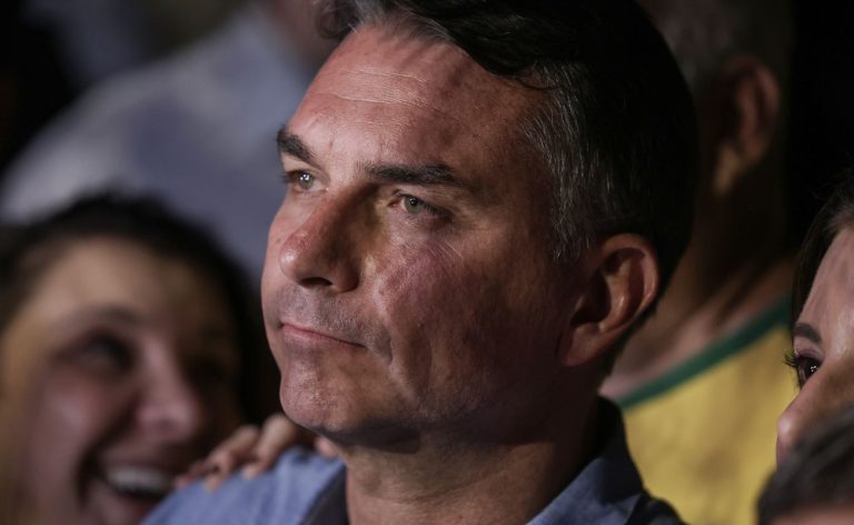 Mendonça multa Flávio por impulsionar post negativo contra Lula