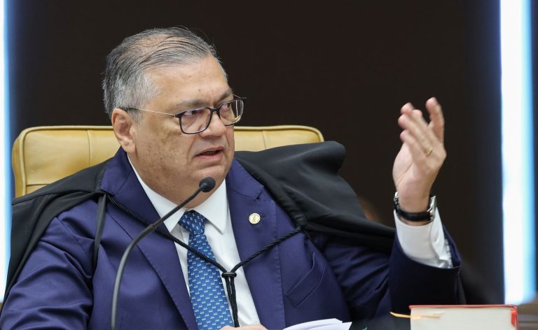 Ministro Flávio Dino pede vista do julgamento sobre Moraes e Mendonça