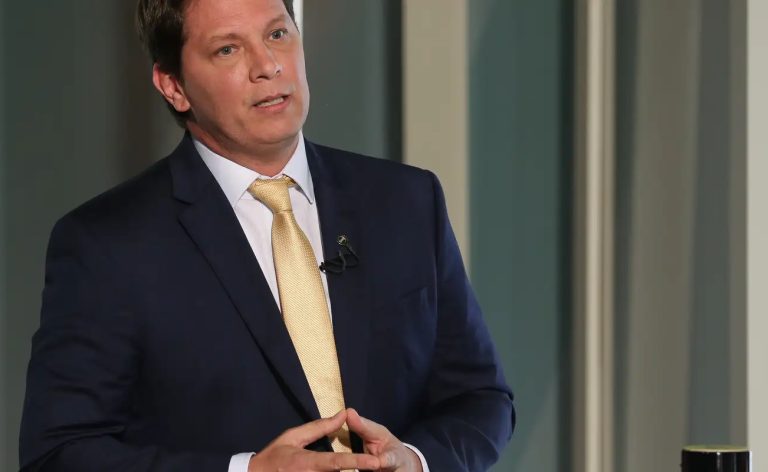 Ministro do STF Flávio Dino proíbe Mario Frias de sair do país