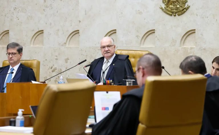 Ministros aposentados do STF pedem "rigorosa apuração" de crise