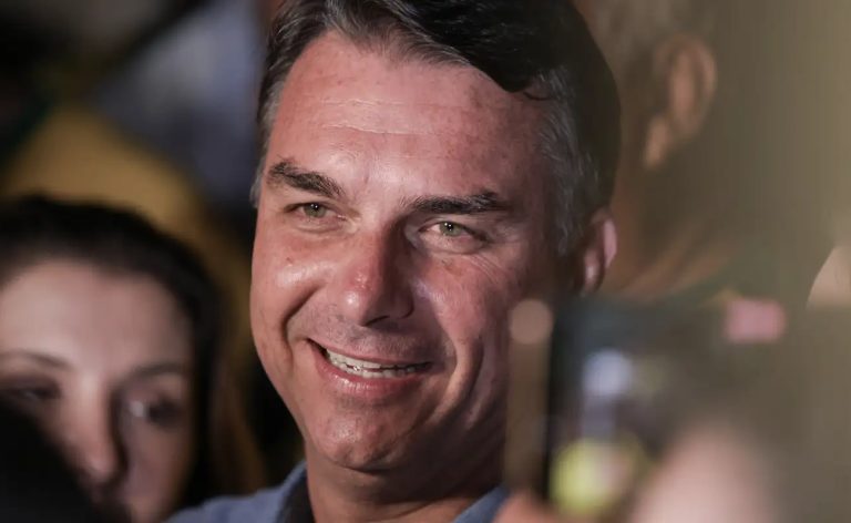 Moraes autoriza retomada de visitas de Flávio Bolsonaro ao pai