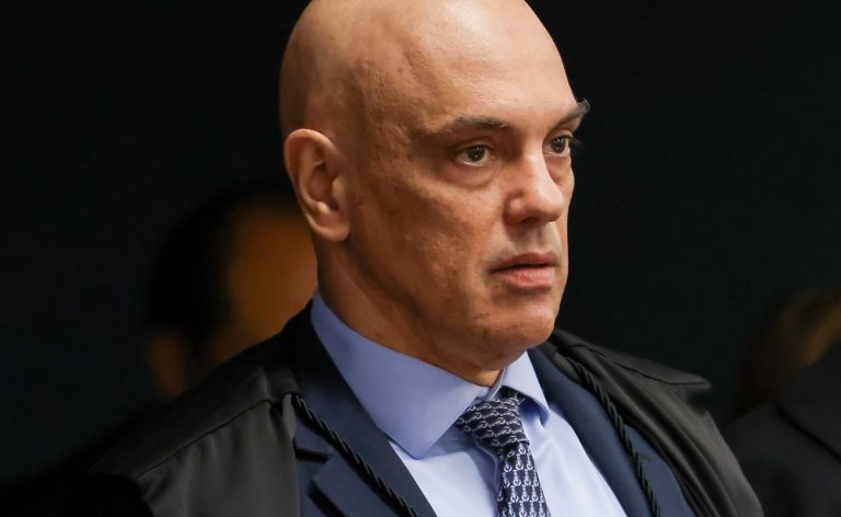Moraes determina que Polícia Penal vigie Bolsonaro em tempo integral