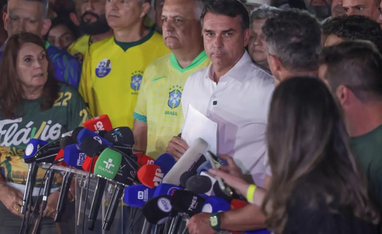 Moraes manda Flávio entregar passaporte e o proíbe de deixar o país