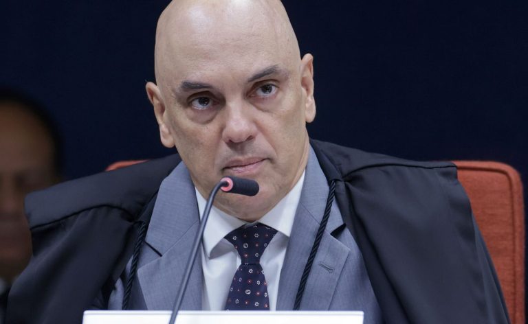 Moraes pede explicação a Bolsonaro sobre uso de celular durante visita