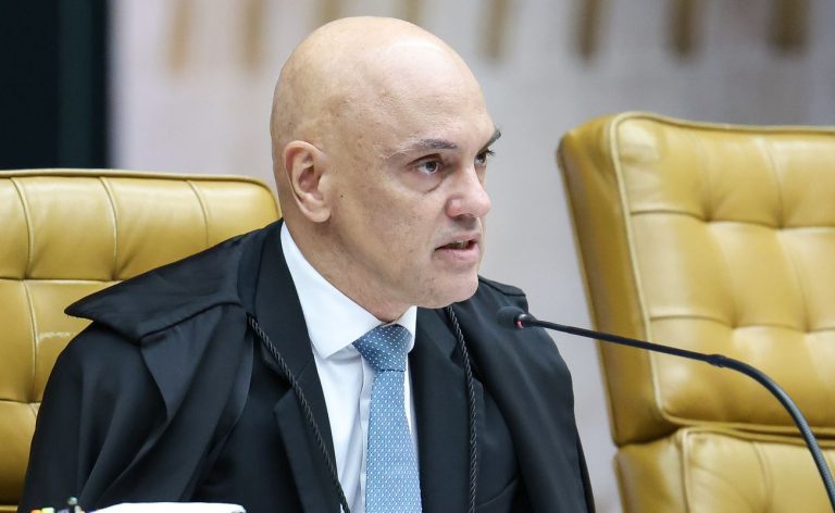 Moraes pede manifestação da PGR sobre recusa de Flávio em depor