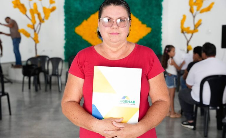 Governo de Goiás entrega escrituras de casas a custo zero em Faina
