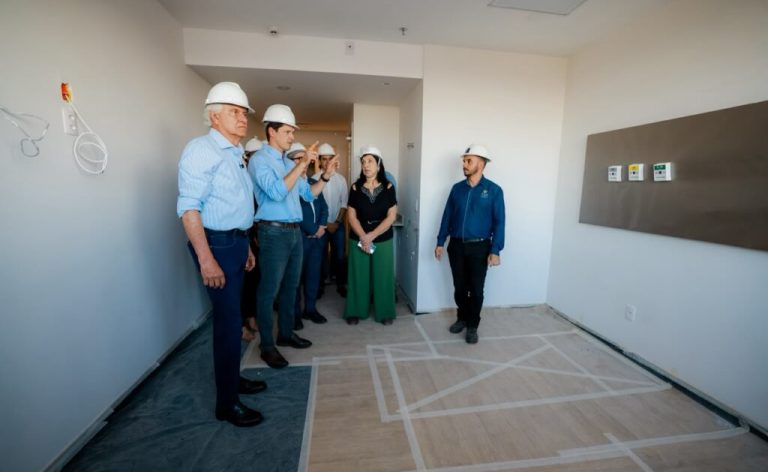 Daniel Vilela vistoria obras do novo Hugo e garante funcionamento em 2027