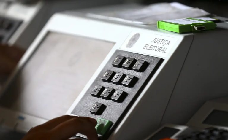 Onze governadores renunciam para disputar eleições de outubro