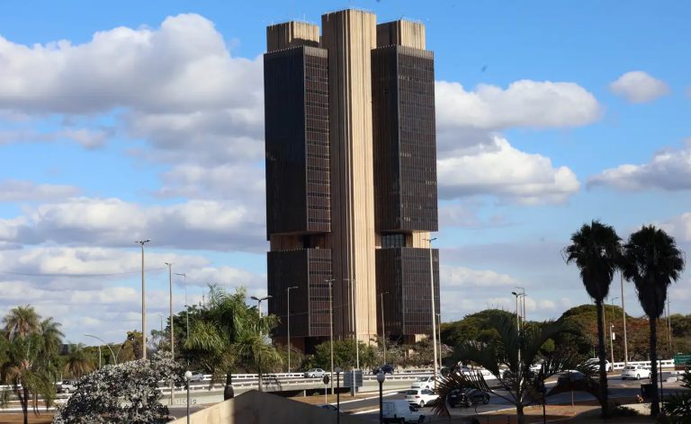 PF aponta viagens pagas por Vorcaro a servidores do Banco Central