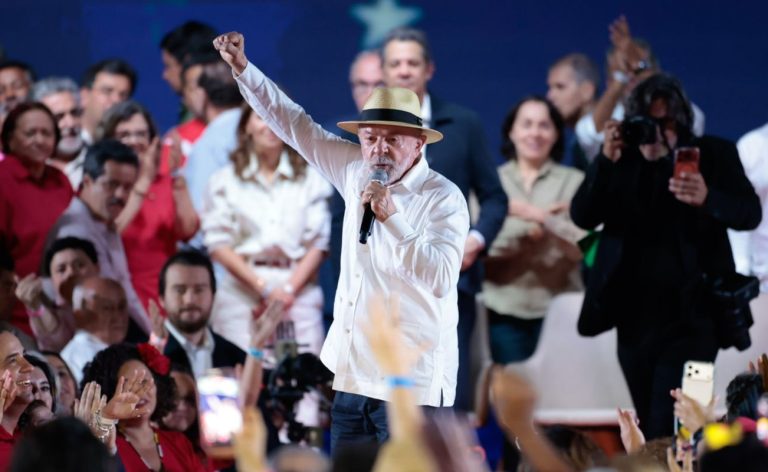 PT oficializa candidatura de Lula à Presidência