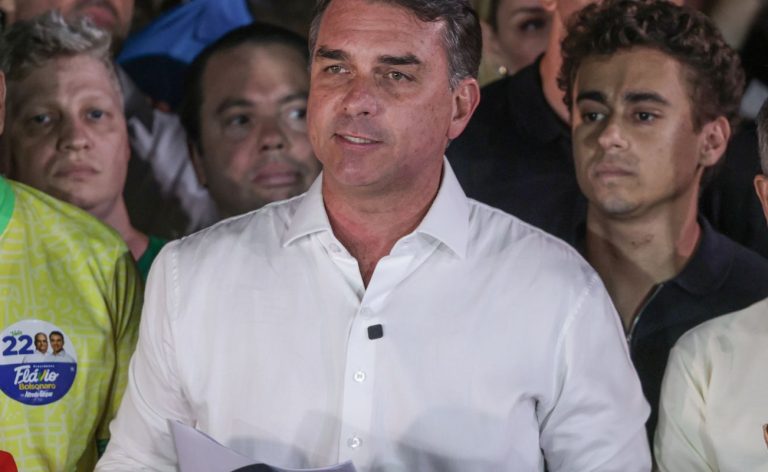 Polícia Federal cancela passaportes de Flávio Bolsonaro