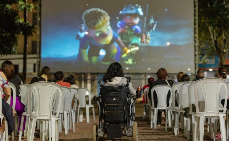 Cine Leitura do Bem leva programação gratuita a cinco municípios goianos - Crianças em sessão de cinema do projeto