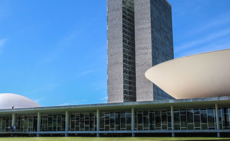 Projeto que derruba regras sobre aborto legal em crianças avança na Câmara