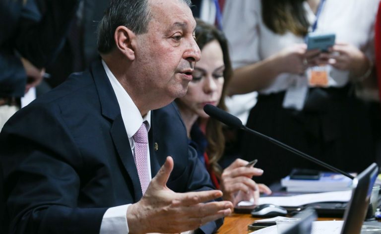 Relator da CCJ do Senado vota a favor da PEC do fim da escala 6x1