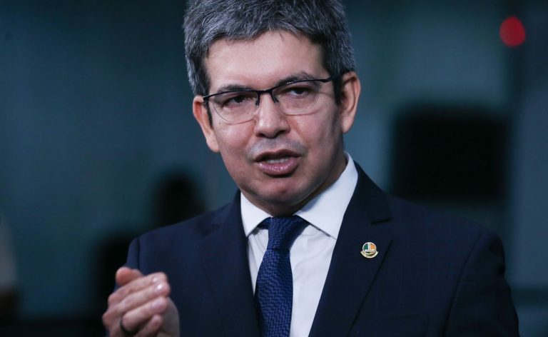Rotular facções como terroristas não combate crime, diz Randolfe