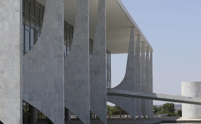 Saiba quais as atribuições do presidente da República e governadores