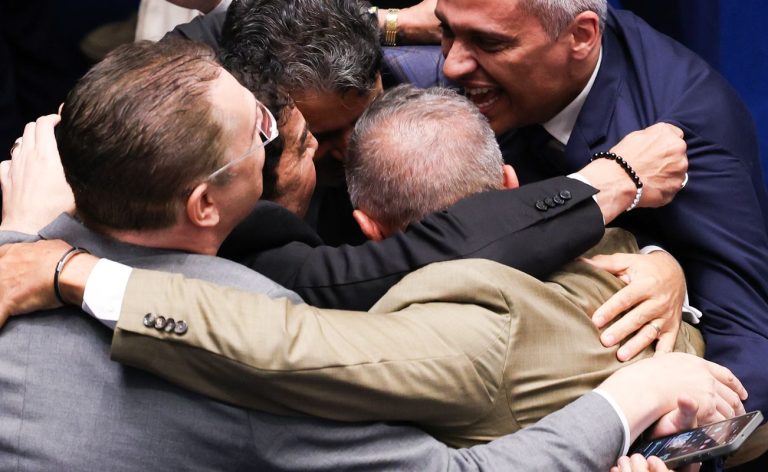 Senado rejeita indicação de Messias para STF