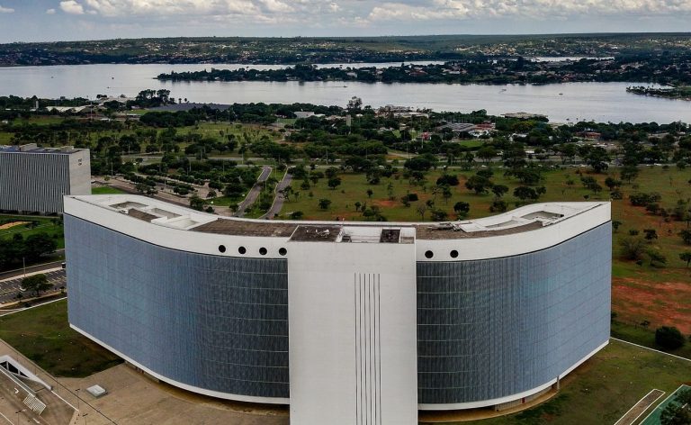 TSE proíbe novas postagens de Nikolas e Marçal vetados pela justiça