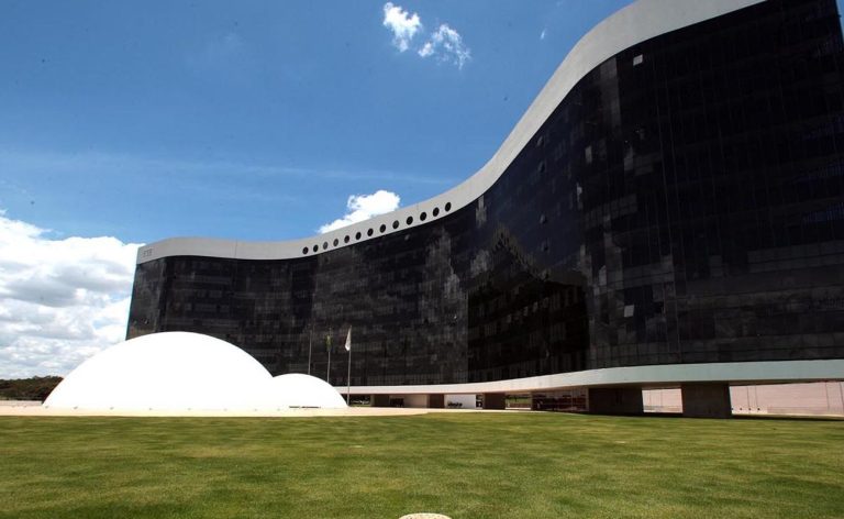 TSE suspende julgamento sobre cassação do governador de Roraima