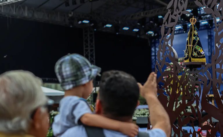TSE tem 3 a 2 para proibir posts sobre Flávio e Nossa Senhora