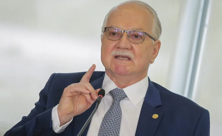 ministro-stf-edson-fachin-e-o-presidente-lula-durante-sancao-de-medidas-relacionadas-a-fundos-do-sistema-de-justica-no-palacio-do-planalto-metropoles-10-scaled
