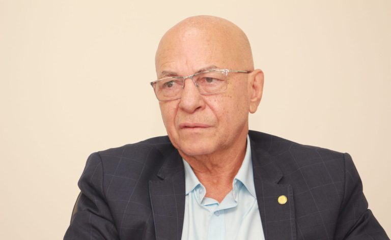 professor-alcides-2048x1366